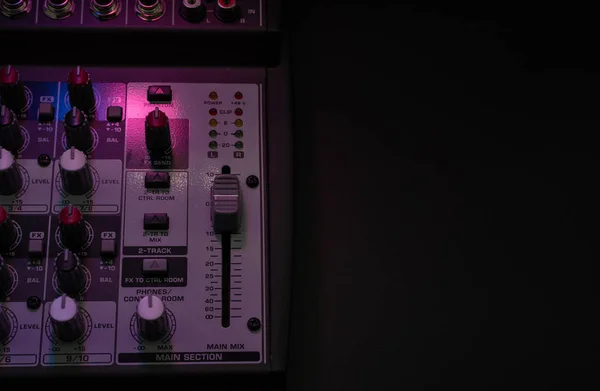 Seçili odaklı müzik stüdyosu için analog karıştırıcı, kopyalama ve yapıştırma için alanı olan siyah arkaplanda izole edilmiş, müzik kavramı