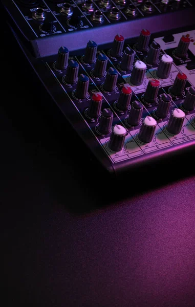 Müzik stüdyosu için seçilmiş odak, sahne aydınlatması, kopyalama ve yapıştırma için alanı olan siyah arkaplanda izole edilmiş analog karıştırıcı, müzik konsepti