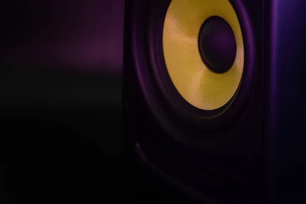 Primer plano de un altavoz de estudio con iluminación de escenario, copiar y pegar, aislado sobre fondo negro, concepto de música —  Fotos de Stock