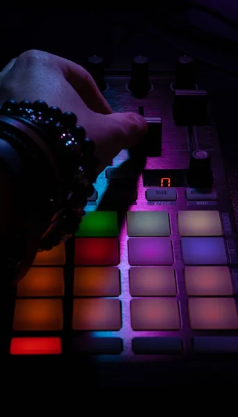 Close-up vista de mão movendo faders no controlador deejay, controlador profissional com faders e botões, luzes de estúdio, conceito de música — Fotografia de Stock
