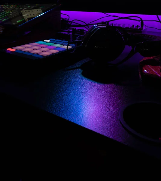 Desktopansicht eines Musikproduzenten mit Controller und Kopfhörer. Studioleuchten. Musikkonzept. — Stockfoto