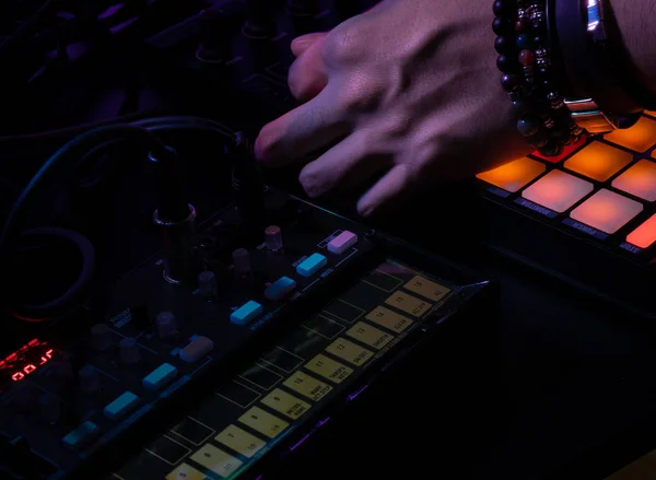 Рука молодого музыкального продюсера регулирует фадеры диджея контроллера, музыкальная концепция — стоковое фото