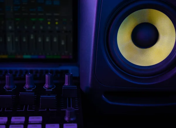 Vista controlador deejay, altavoz del estudio y portátil con programa de edición de música abierta, luces de estudio de color, concepto de música —  Fotos de Stock