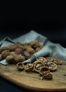 Kapalı fındıklı, fındıklı, fındıklı, fındıklı, sağlıklı besin konsepti olan tahta bir tahtanın üzerindeki açık cevizi yakından görmek.