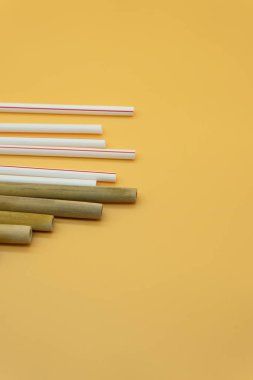 Çevre dostu yeniden kullanılabilir bambu pipetleri ve plastik pipetler. Sıfır atık.