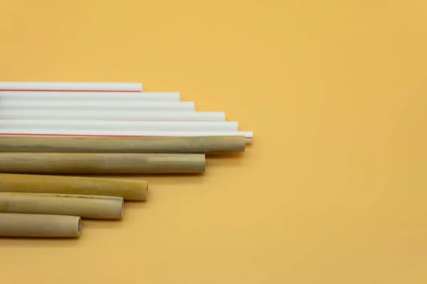 Çevre dostu yeniden kullanılabilir bambu pipetleri ve plastik pipetler. Sıfır atık.