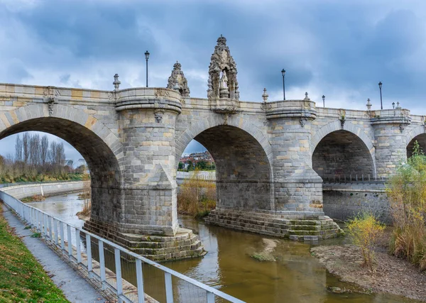 Vistas del Puente de Toledo situado sobre el río Manzanares en Madrid, un destacado monumento de la arquitectura madrileña, en un día nublado, concepto de viaje Fotos de stock