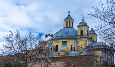 Madrid 'in en etkileyici anıtlarından biri olan San Francisco El Grande Bazilikası' nın yan görüntüsü, ziyaret edilmesi çok çekici, neoklasik tarzda, saray bölgesinde,