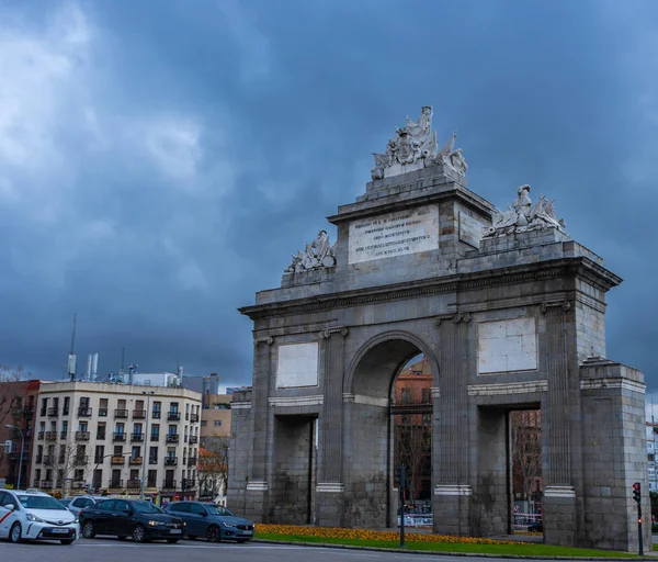 Bulutlu bir günde Puerta de Toledo 'nun manzarası, Latin Mahallesi' nde Kral Ferdinand Vii ve İspanyol bağımsızlığına adanmış bir zafer kemeridir.