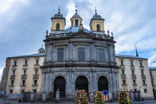 Vista frontal de la Basílica de San Francisco el Grande, uno de los monumentos más impresionantes de Madrid, templo y museo muy atractivo para visitar, de estilo neoclásico, ubicado en el barrio del Palacio, w Fotos de stock