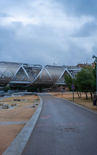 Madrid 'in Rio Parkı' ndaki Arganzuela Köprüsü mimari konsepti Dominique Perrault tarafından oluşturuldu.