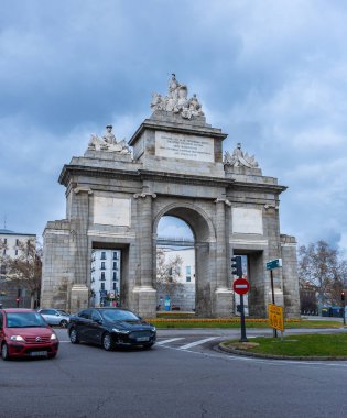 Puerta de Toledo trafiğin bulutlu olduğu bir günde, Kral Fernando Vii ve İspanyol bağımsız mimari konseptine adanmış bir zafer kemeridir.