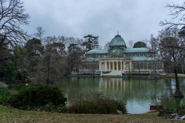 Madrid 'deki Retiro Park' taki Crystal Palace. Seyahat kavramı.