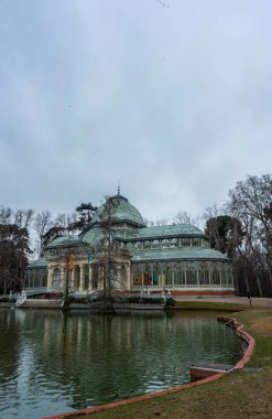 Madrid 'deki Etiro Park' taki Kristal Saray 'ın yan görüntüsü. Gündoğumu kavramı.