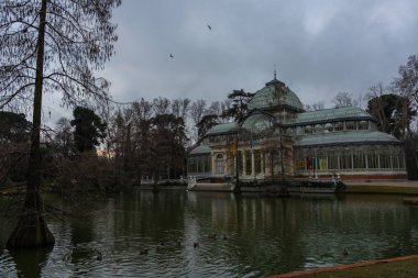 Madrid 'deki Retiro Park' taki göl manzarası ve Kristal Saray, seyahat konsepti..