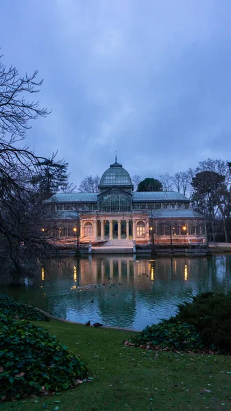 Framsidan av lagunen och Crystal Palace i El Retiro Park i Madrid i gryningen, molnig dag, romantisk stil paviljong, resor koncept — Stockfoto