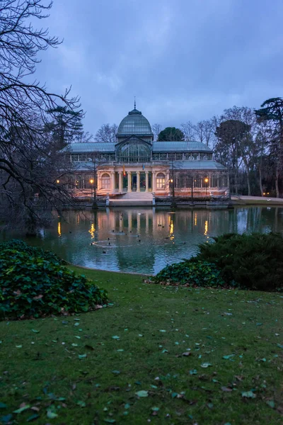 Framsidan av lagunen och Crystal Palace i El Retiro Park i Madrid i gryningen, molnig dag, resor koncept — Stockfoto