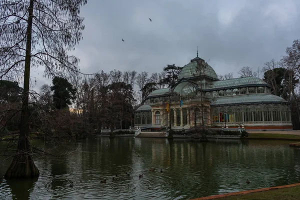 Vista de la laguna y el Palacio de Cristal en el Parque del Retiro de Madrid, concepto de viaje . — Foto de Stock