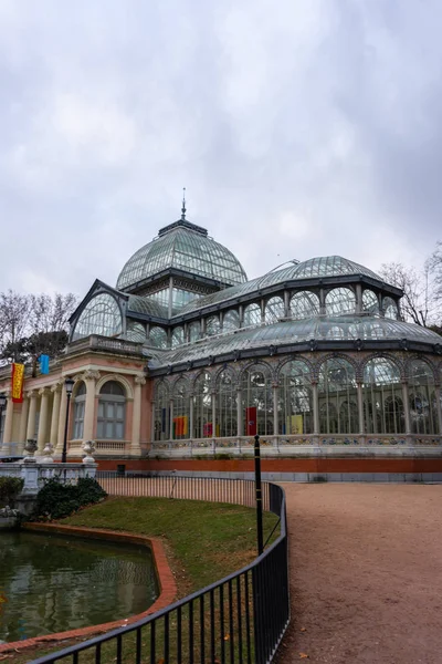 Retiro Park, utsikt över Crystal Palace. Molnig dag, soluppgång. Madrid, resekoncept. — Stockfoto