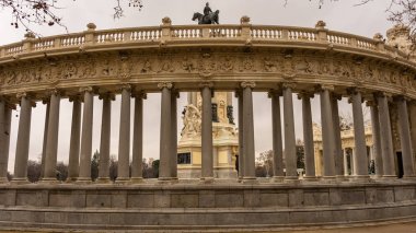 Madrid Seyahat Konsepti 'nde Emeklilik Parkı' nda Alfonso Xii Anıtı manzarası