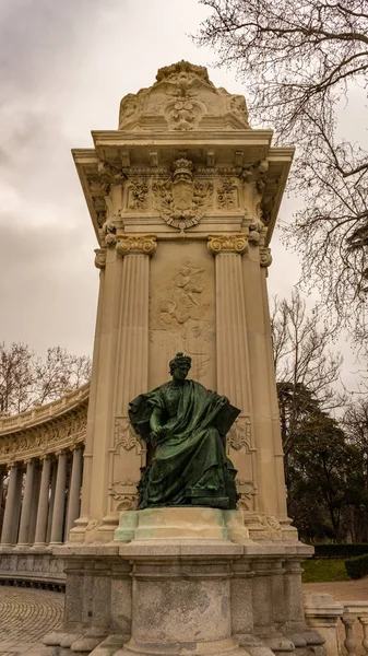 Madrid, Retiro Park 'taki Alfonso Xii anıtı. Seyahat kavramı.