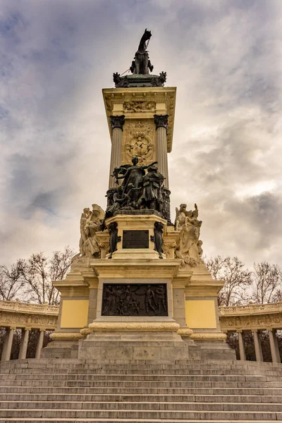 Frontal vy över monumentet till Alfonso Xii i Retiro Park, Madrid Travel koncept. — Stockfoto