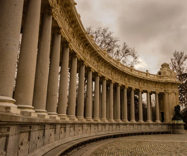 Utsikt över kolumnerna bredvid monumentet till Alfonso Xii i Retiro Park, Madrid Travel koncept. — Stockfoto