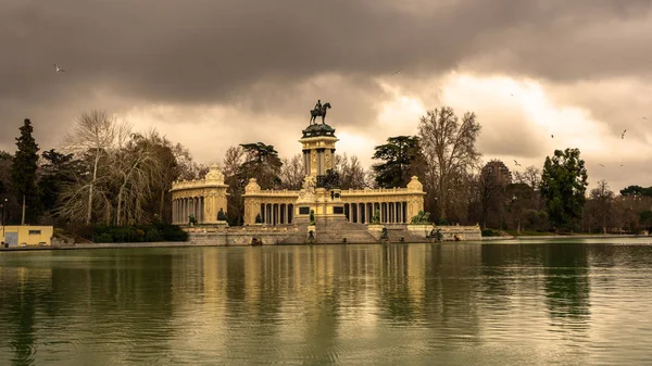 Utsikt över monumentet Alfonso Xii från andra sidan dammen, i Retiro Park i Madrid. Resebegrepp. — Stockfoto