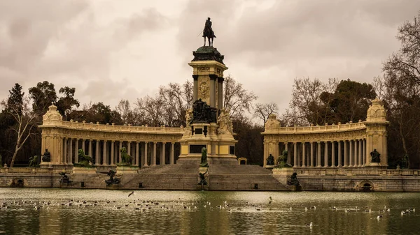 Närbild av monumentet Alfonso Xii i Retiro Park en molnig vinterdag i Madrid. Resebegrepp. — Stockfoto