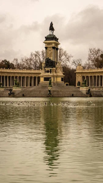 Detailní záběr pomníku Alfonso Xii a jeho odraz v Retiro Parku za oblačného zimního dne v Madridu. Cestovní koncept. — Stock fotografie