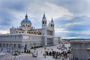 Madrid, İspanya 'daki Almudena Katedrali' nin manzarası, bulutlu bir günde pek çok insanla birlikte. Doğal çerçeve. 29 Şubat 2020.