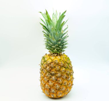 Görüntünün ortasındaki beyaz arka planda izole edilmiş ananas. Sağlıklı gıda konsepti.