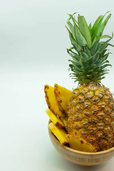 Vista de cerca de la piña cortada en rodajas, aislada sobre un fondo blanco, con espacio para texto a la izquierda. Concepto alimentario saludable y ecológico . — Foto de Stock