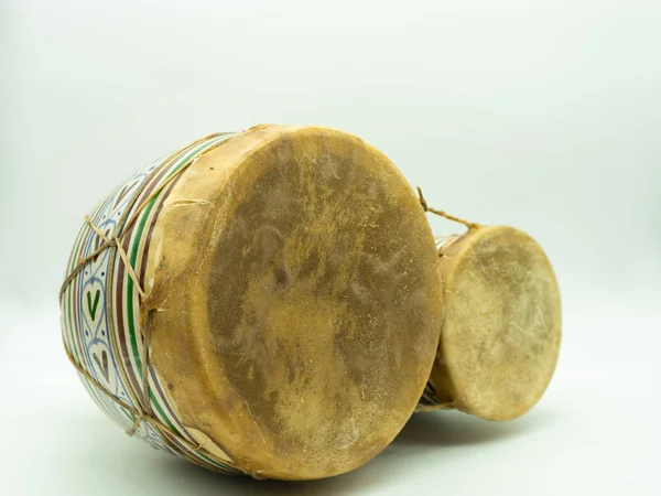 Bongos Marroquinos Deitado Isolado Fundo Branco Tradicional Instrumento Marroquino Conceito — Fotografia de Stock