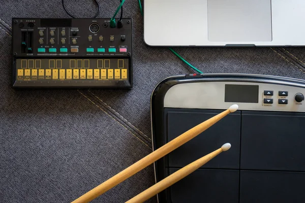 Vista Superior Tambores Com Baquetas Sintetizador Laptop Conceito Musical — Fotografia de Stock