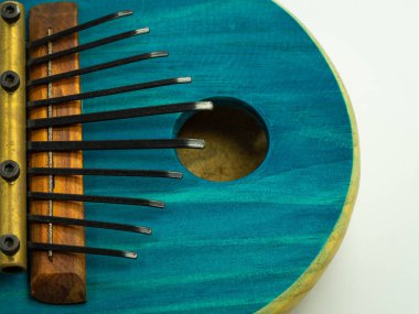Beyaz arka planda mavi Afrika kalimba manzarası. Geleneksel müzik konsepti.