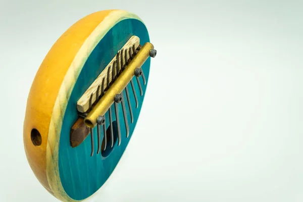 Beyaz arkaplandaki mavi Afrika kalimbası sağ tarafta yazı için boşluk. Geleneksel müzik konsepti.