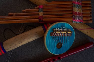 Peru 'da el yapımı Afro-Peru enstrümanlarının üst görüntüsü. Geleneksel And müziği kavramı.