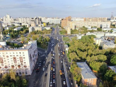 Güneşli bir havada güzel şehir manzarasının havadan görüntüsü. Yükseklikten nehir gezisi gemileri. 