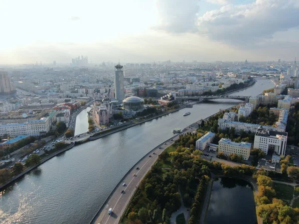 Vista aérea da bela paisagem urbana em tempo ensolarado claro. Navios de cruzeiro fluvial de altitude . — Fotografia de Stock