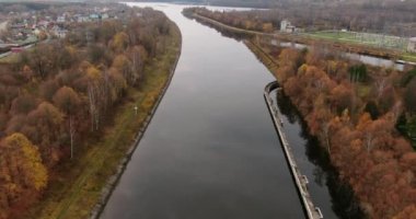Moskova Nehri 'ndeki hidrolik bariyerlerin havadan görüntüsü. Sonbaharda şafakta nehrin üzerinden insansız hava aracı uçuşu. Rusya 'da nehir yolculuğunun merkezi rotası