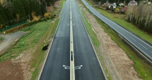 営業道路に平行森の中に新しい高速道路の建設の空中ビュー ドローンからのパノラマビュー 中央環状道路カード — ストック動画