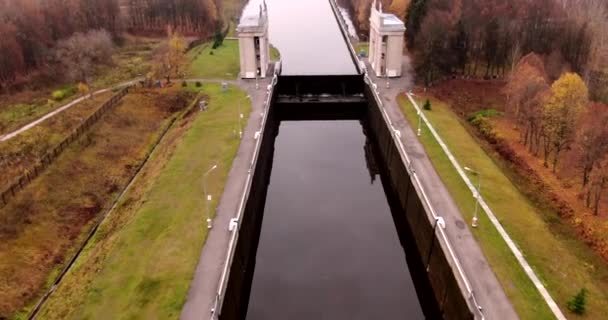 Vue aérienne des barrières hydrauliques sur la rivière Moscou. Vol par drone au-dessus de la rivière à l'automne à l'aube. Route centrale par croisière fluviale en Russie 