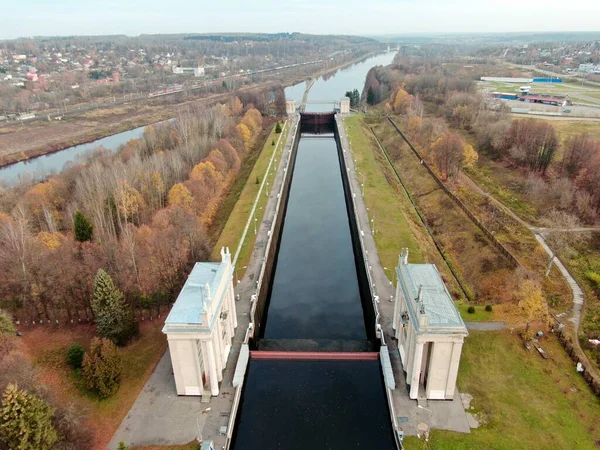 Luchtfoto van hydraulische barrières aan de rivier de Moskou. Centrale route per riviercruise in Rusland — Stockfoto