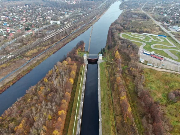 Flygfoto av hydrauliska barriärer på Moskva floden. Central rutt med flodkryssning i Ryssland — Stockfoto