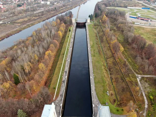 Luchtfoto van hydraulische barrières aan de rivier de Moskou. Centrale route per riviercruise in Rusland — Stockfoto