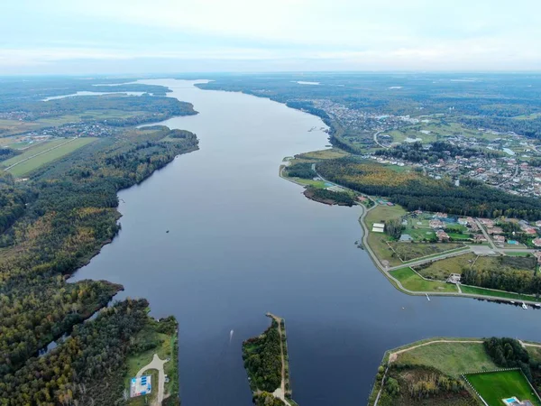 Luftaufnahme der Landschaft ist ein schöner Fluss bei Sonnenuntergang im Sommer bei klarem Wetter. — Stockfoto