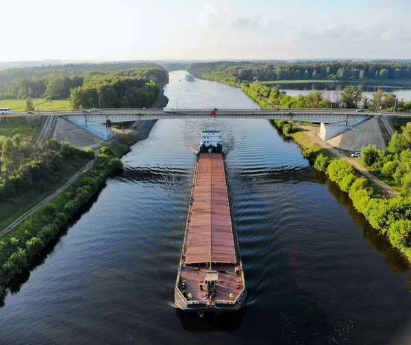 Vista aérea panorámica del crucero por el paisaje navegando en el agua . —  Fotos de Stock