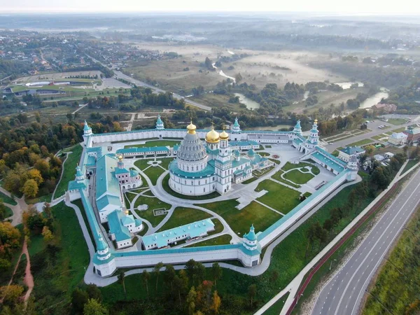 Повітряний вид з Новієрусімського монастиря на пекло. Величні російські міста для подорожей. — стокове фото