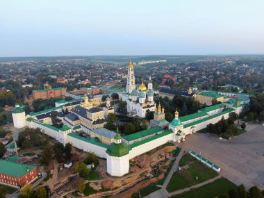 Kutsal Üçlü Sergei Lavra 'da şafak vakti hava manzarası. Merkezi turizm rotası Rusya 'nın Altın Halkası. 